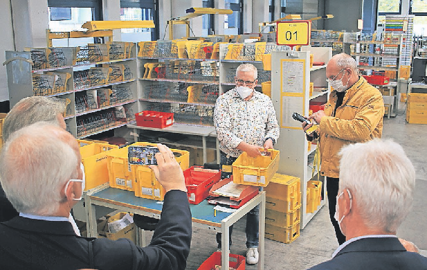 Zustellstützpunktleiter Günter Ramscheid und Standortleiter Benny Klein erläutern, wie im neuen Vorbereitungszentrum die Postsendungen sortiert werden. FOTO: SASCHA STIENEN