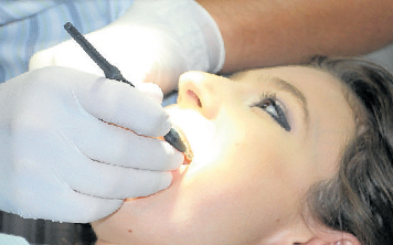 Gesund im Mund: Die Zahnarztpraxis Yamini an der Schillerstraße 41 arbeitet mit den modernsten wissenschaftlichen Methoden für optimale Zahngesundheit. Foto: ey