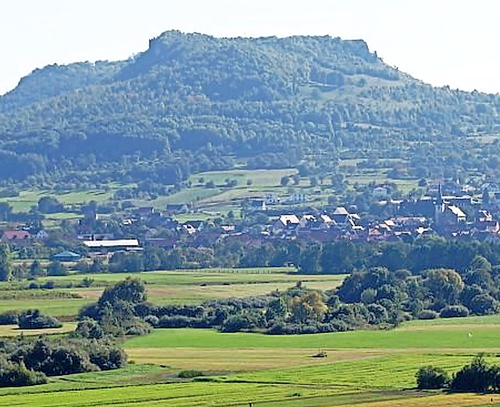 Die 512 Meter hohe Ehrenbürg, im Volksmund Walberla genannt, hat seit jeher große Bedeutung für den Landkreis Forchheim. Schon rund 500 Jahre nach Christi waren auf dem Tafelberg und Tor zur fränkischen Schweiz städtische Siedlungen errichtet worden. FOTO: ARCHIV