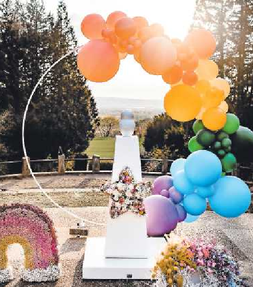 Warum nicht bunte Luftballons auf der Trauerfeier? Sie sollen das facettenreiche Leben symbolisieren, das der oder die Verstorbene geführt hat. FOTO: DIANA FROHMÜLLER/NADINE WESKE/DPA-TMN