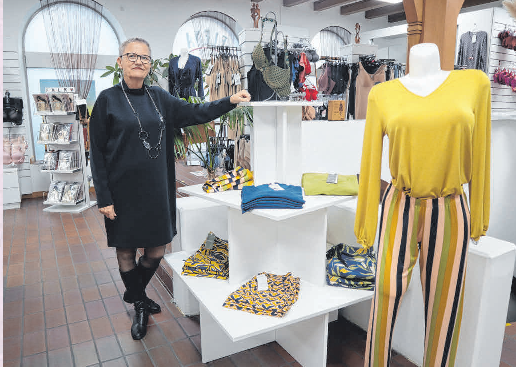 Elena Kozlov berät in ihrem Laden „Elena - Wäsche & Dessous" die Kunden, damit Frau und Mann die passende Wäsche finden.