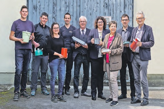 Das Riess-Team mit Emaille-Klassikern und Neuheiten des großen Sortiments Foto: Riess Kelomat