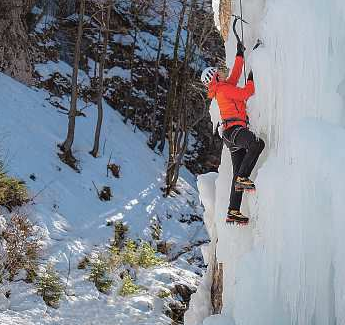 Nichts für schwache Nerven: Klettern am blanken Eis. Foto: 24K-Production - stock.adobe.com