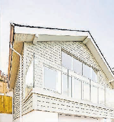 Moderne Fassadenelemente aus Faserzement schützen das Eigenheim nachhaltig und behalten ihre attraktive Ausstrahlung für viele Jahre. FOTO: D. H.CLEMENS/ JAMES HARDIE EUROPE GMBH
