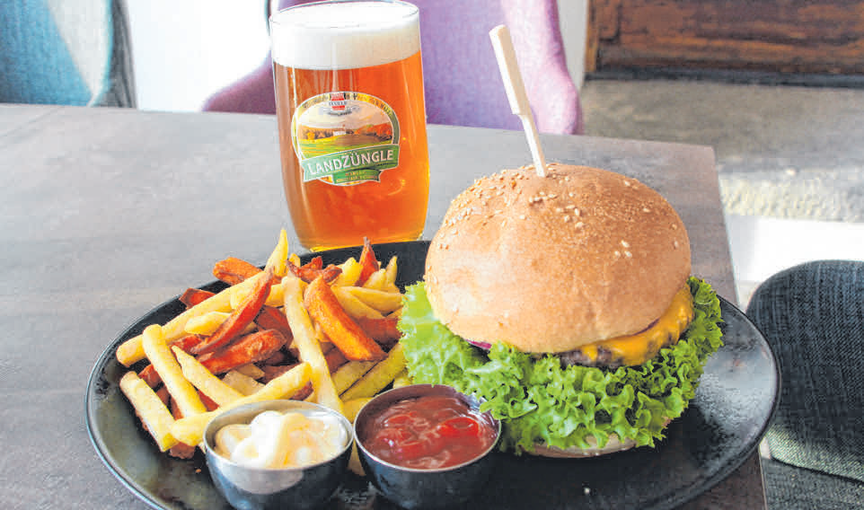 Die leckeren Burger werden u.a. mit Pommes serviert, Kässpätzle mit Röstzwiebeln. Das Bio-Bier stammt von der Brauerei Härle.