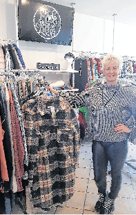 Mode-Zicke Simone Richter hat ihr Geschäft in der Berliner Straße. Sie räumt zur Lichternacht Rabatte von 20 Prozent ein.