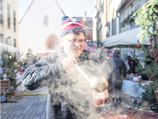 Mit Feuerzangenbowle und Winzerglühwein können sich die Besucher aufwärmen.