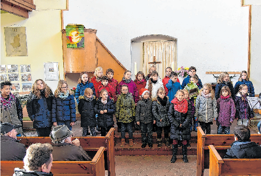 Weihnachtlicher Gesang erklingt in der Lebuser Kirche.