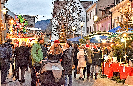 In der Hauptstraße von Wehr ist wieder Nikolausmarkt. OLD