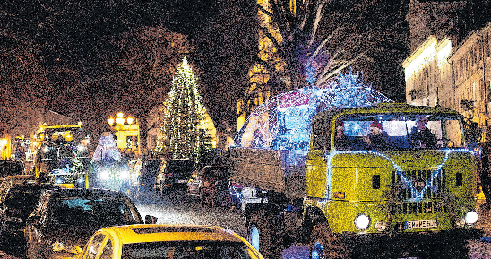 Die traditionelle Lichterfahrt mit Traktoren der Oderland-Bauern führt in diesem Jahr auch nach Seelow - zum Abschluss des Weihnachtsmarktes am Sonntagabend. Foto: Bernhard Franz/Archiv