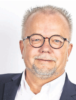 Horst Spiertz, Firmengründer von Auto & Freizeit, freut sich über das neue, erweiterte Zentrum für Reisemobile und Wohnwagen im Reinfelder Gewerbegebiet direkt an der Autobahn A1. Foto: Th. Schmitt-Schech/HFR