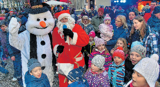 Schneemann und Weihnachtsmann werden natürlich auch in diesem Jahr auf dem Seelower Weihnachtsmarkt ihre Runden ziehen und die großen und kleinen Besucher überraschen. Foto: J. Müller/Archiv