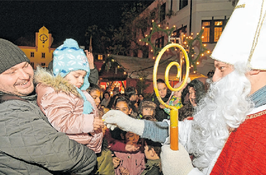 Der Nikolaus samt Knecht Ruprecht erfreut die kleinen Weihnachtsmarktbesucher jeden Tag mit vielen Leckereien.