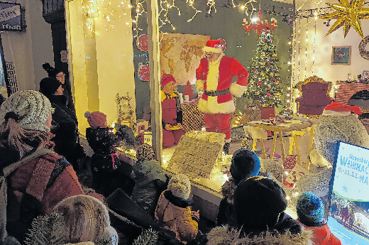 Im Weihnachtsmannbüro herrschte großer Trubel und neugierige Kinder konnten von außen sogar zuhören.