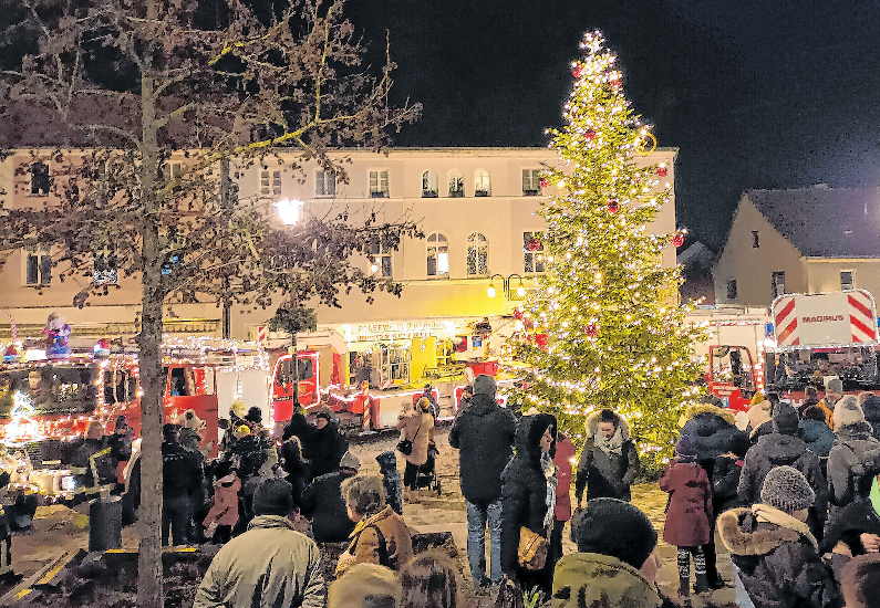 Absoluter Höhepunkt war die Lichterfahrt der Feuerwehren. Die festlich geschmückten Fahrzeuge wurden von Kameraden aus Strausberg, Rehfelde, Garzin, Altlandsberg, Rüdersdorf und von Freunden der European Police Car Unit in die Altstadt gelenkt. Fotos: Uwe Spranger/Stadtverwaltung Strausberg