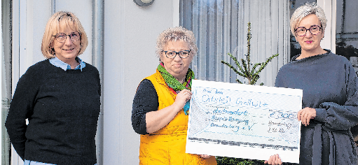 Pflegedienstleiterin Katrin Gutschmidt und Hospiz-Koordinatorin Manuela Lindner mit Nicole Näther (v.l.n.r.) bei der Spendenübergabe. Foto: Yvonne Hinneburg