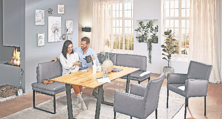 Ein nahtloses Gesamtbild: Die Essgruppen der Serie „Orthopädika Dining" lassen sich exakt auf Design und Bezugsmaterial des Sofas anpassen. FOTO: MEDIAHAUS