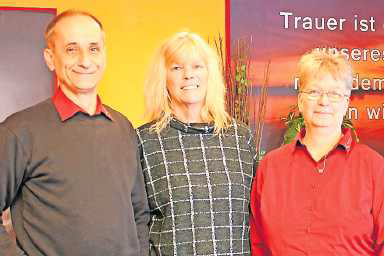 Stehen Angehörigen und Sterbenden zur Seite: Inhaber Christian Strätling (von links), Martina Gehm und Nicole Strätling. FOTO: LMO