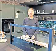 Zeigt regelmäßig neue Küchen: Jochen Karch. FOTO: MONIKA KLEIN