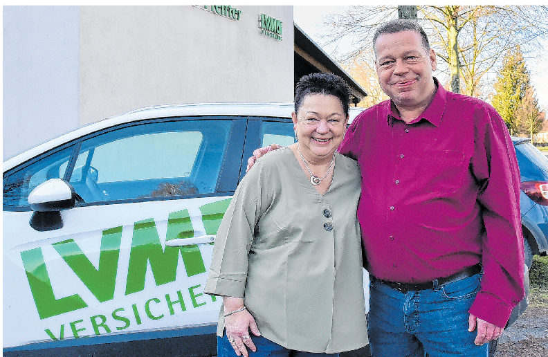 Ein eingespieltes Team. Seit über 25 Jahren betreuen Michael und Heike Pfeiffer Versicheund Kunden in ihrer Dolgeliner LVM-Agentur. Dritte im Bunde ist die VerKerstin Abendroth (nicht im Bild). Fotos: Mattias Lubisch rungs-Kundinnen sicherungsfachfrau