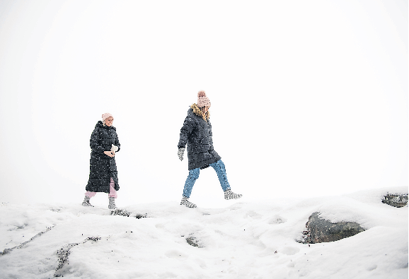 <span id="ixfit">Auf Socken durch den Schnee? In Finnland kann man das sogar um die Wette tun. Foto: Rajasaari Mhuotari/VisitFinland/dpa-tmn</span>