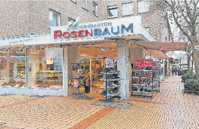 Reihenweise Schnäppchen auf den Regalen: Der Jülicher Einzelhandel bittet zum freiwilligen Winterschlussverkauf. FOTO: MICHAEL EICHELM