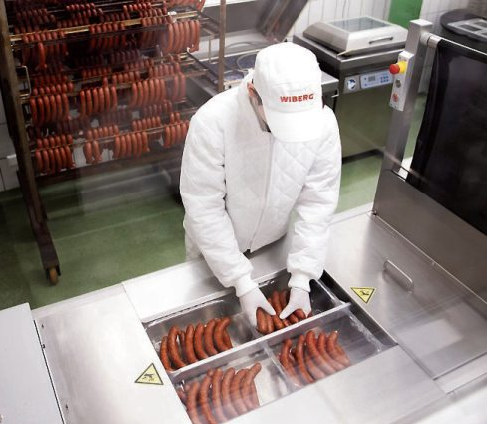 Die Kunden dürfen sich im Manufakturverkauf auf regionale Wurst- und Fleischwaren freuen. Zusätzlich gibt es noch Spezialitäten aus der ganzen Welt sowie Backwaren vom Bäcker. Die Produktion befindet sich schon seit 2019 im delicasa. Bilder: Unternehmen