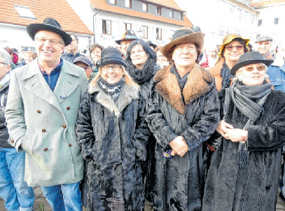 Altertümlich gekleidete Zuschauer!