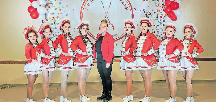 Seit närrischen elf Jahren Jugendleiterin und Jugendtrainerin: Andrea Nicole Korr-Oslender mit ihren Schützlingen. FOTO: FIDELE BESSEMSKRIEMER