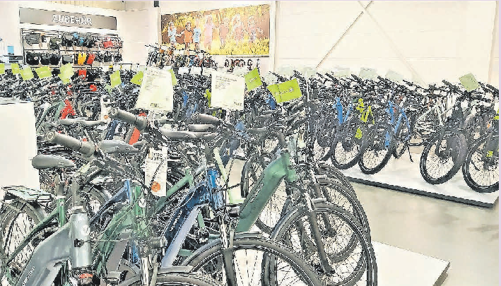 AT CYCLES bietet eine große Auswahl an E-Bikes und Fahrrädern. FOTO: GÜNTHER SANDER