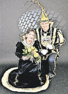 Das Stadtprinzenpaar Jean I. und Claudia freut sich auf den Rosenmontagszug. FOTO: H. SCHÄDLICH