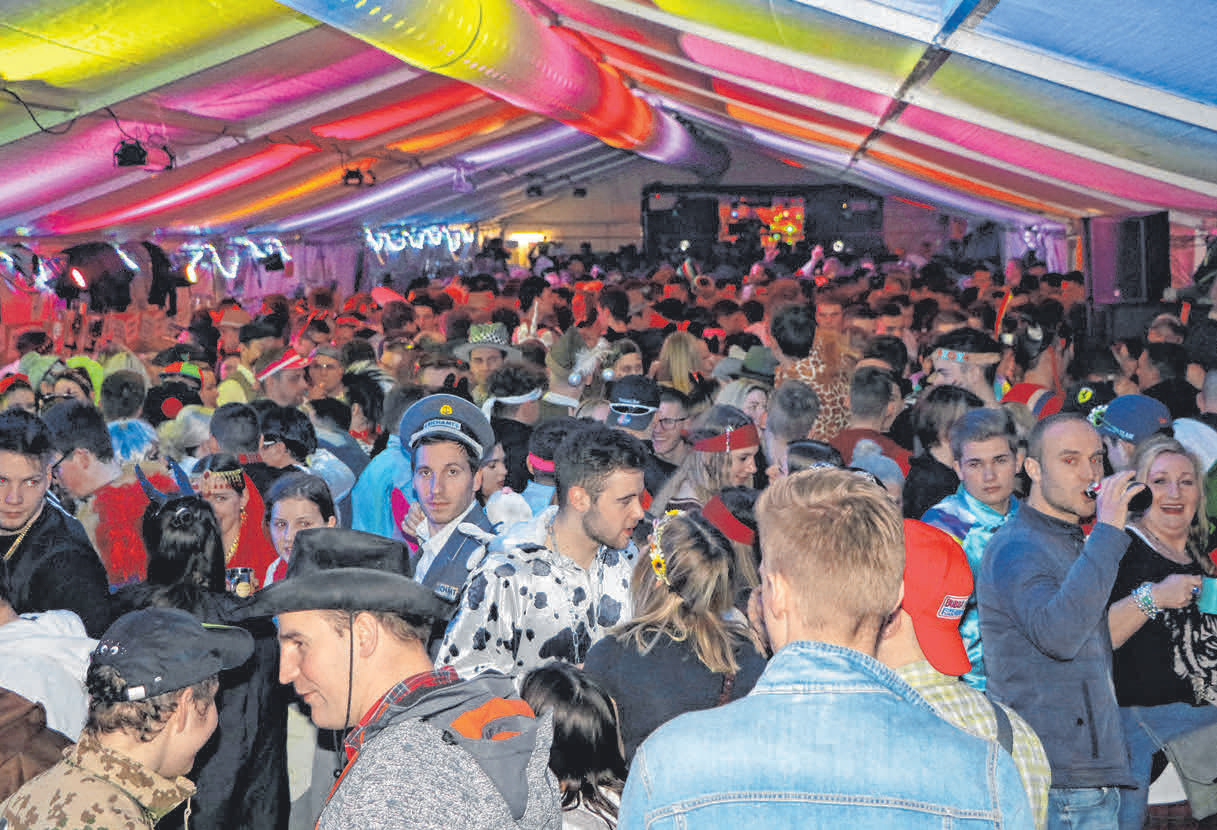 Für Stimmung am Glombigen Doschdeg und am Rosenmontagsumzug ist bestens  gesorgt - Schwäbischer Verlag