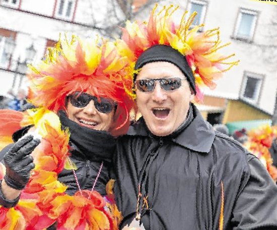 Lustige Die Kostüme und bunte Masken