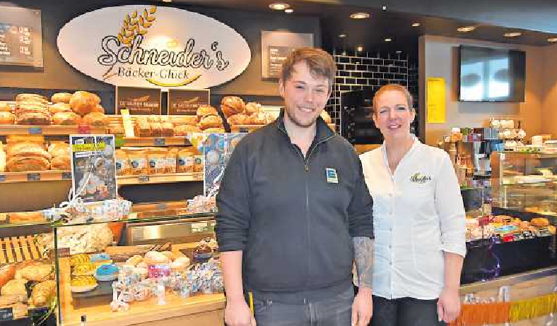 Marktleiter Marcel Martens und Bäckereileiterin Claudia Herrmann an der Bäckerei-Theke des Edeka-Markes in Hochdorf-Assenheim. FOTO: ANDREA CLEMENS