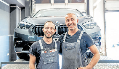 Echte BMW-Profis: Obaji Tawfik und Arsim Gjeleviq gehören zum Werkstatt-Team. Foto: Ina Benz Fotodesign/ konzeptschmiede
