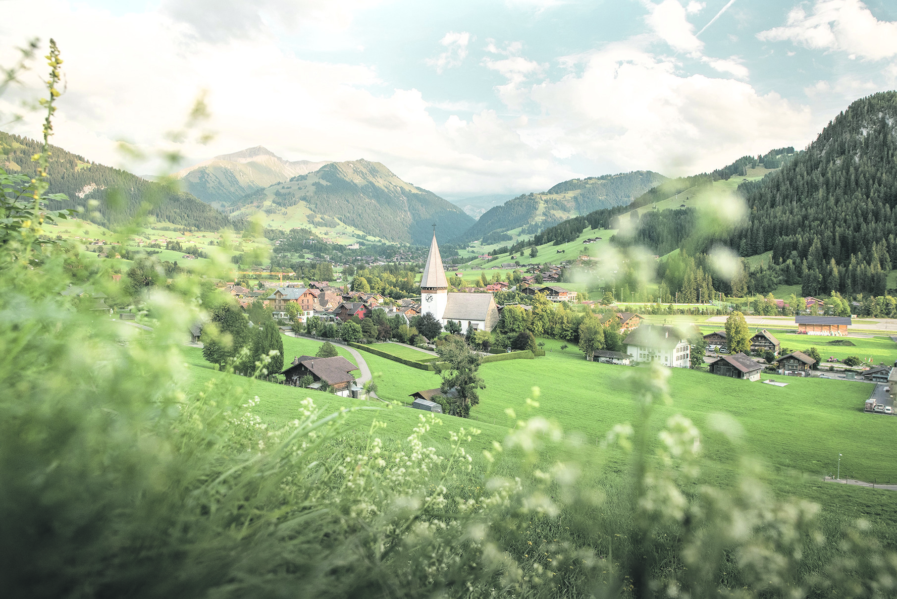 Nicht nur Gstaad auf einer Höhe von 1050 Metern ist Festival-Ort: Eine der wichtigsten Spielstätten ist auch die romantische Kirche von Saanen, dem malerischen Nachbarort von Gstaad. Foto:. Melanie Uhkoetter