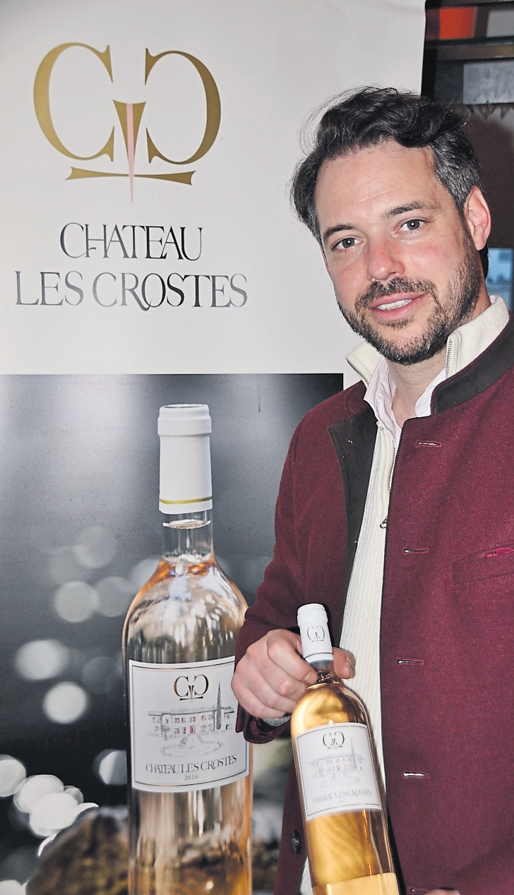 Le Prince Félix présentant son vin rosé Château Les Crostes. Photo: Franck Weyrich