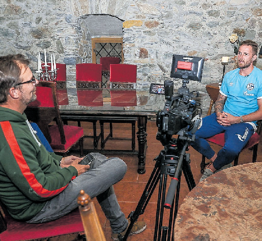 Im Interview: Ralf Fährmann (FC Schalke 04) spricht in Österreich mit René Preuß. FOTO: REHBEIN