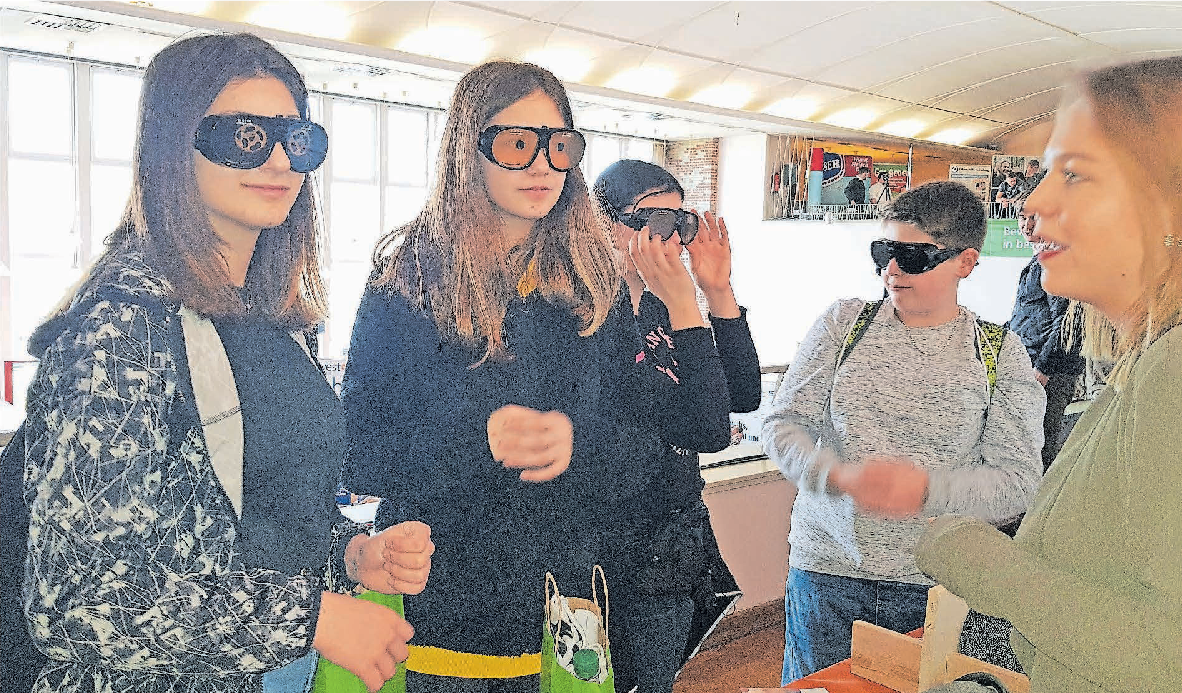 Diese beiden Mädchen interessieren sich für einen Beruf in der Pflege. Am AWO-Stand testeten sie Brillen, die Augenkrankheiten simulieren.  FOTO: NICOLA GOTTFROH