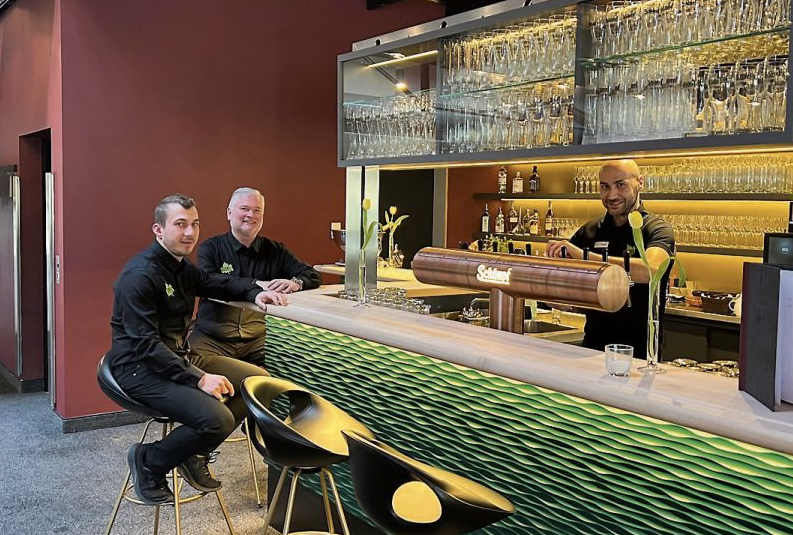 <div>Pächter Aico Horn und sein Betriebsleiter Frank Foitzik an der neuen Bar.</div><div>Ein Mitarbeiter zapft</div><div>Schimpf-Bier, das ab jetzt</div><div>im Restaurant Hofgut ausgeschenkt wird. Bild: Andreas Straub</div>