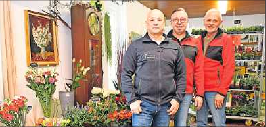 Für viele Anlässe: Uwe Castiglioni (von links), Inhaber Erwin Jung und Reimar Jung in der Floristikabteilung. FOTO: MONIKA KLEIN