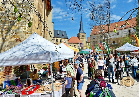 Rund 100 Standbetreiber werden beim Lenzrosen- & Ostermarkt rund um Schloss Thurnau am 25. und 26. März erwartet. FOTO: GEO-SELECT FOTO ART