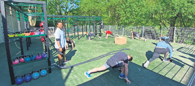 Zahlreiche Übungen können Motiv-Mitglieder im 150 Quadratmeter großen Outdoor-Trainingsbereich absolvieren. Foto: Motiv Fitness