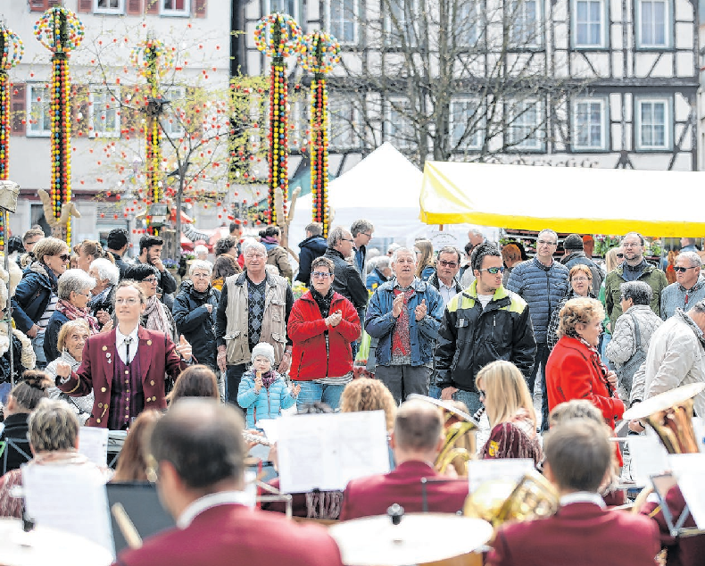 Viel los im Zentrum: In diesem Jahr unterhält der Musikverein Upfingen die Gäste beim kostenlosen Platzkonzert auf dem Marktplatz. Foto: Archiv