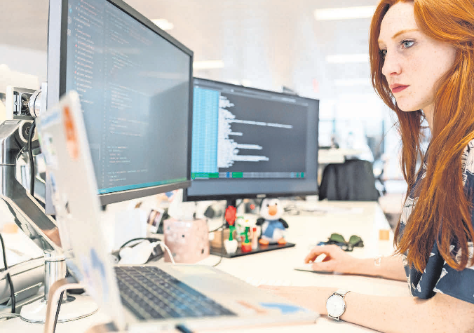 Die IT-Branche braucht dringend mehr weibliche Fachkräfte. Fotos: pexels-thisisengineering, pexels-gustavo-fring