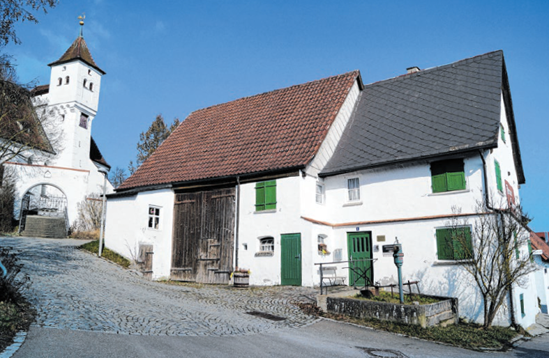 Das Mähringer Museum liegt unterhalb der Foto: Petra Starzmann Kirche.