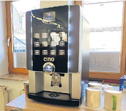 Ein Kaffee-Automat bietet die Möglichkeit, mit einem Kaffee-to-go in den Tag zu starten.