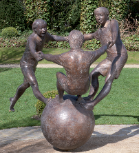 ,,Freundschaft verbindet." | 2011/2012 | drehbare Bronzeskulptur | 185 x 220 cm. Foto: Jürgen Ebert<br/><br/>