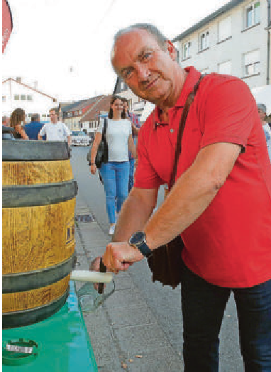 Bezirksbürgermeister Daniel Bollig eröffnete endlich wieder mit dem Fassanstich das Güdinger Dorffest. Foto: Heiko Lehmann
