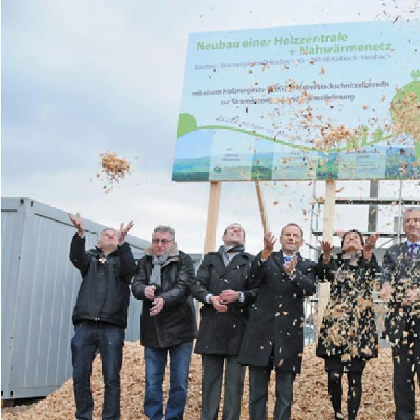 Da fliegen die Holzhackschnitzel: 2012 bekamen die Heubacher Energiegenossen im Beisein von Planern und Vertretern der Politik Fördergelder für den Neubau der "Dorfheizung". Mittlerweile wird in dem 700-Einwohner-Dorf seit zehn Jahren mit Holzgas aus Hackschnitzeln Wärme und Strom erzeugt. Foto: Hartmut Zimmermann